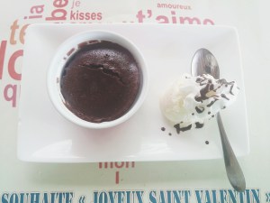 Moëlleux au chocolat - cœur fondant - glace vanille - chantilly - sauce au chocolat