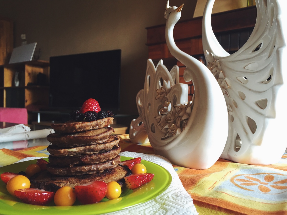 Petit-déjeuner sain : des pancakes et des fruits