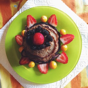 Des mûres, des fraises, du pok pok et des pancakes sains